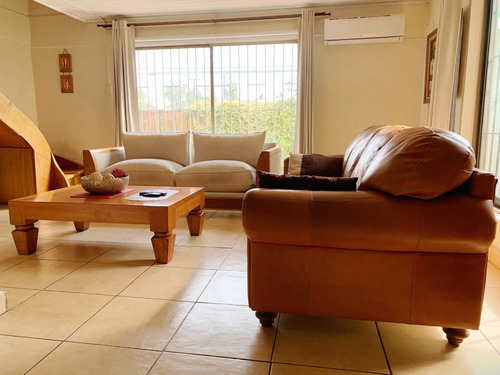 Espaciosa Casa En Venta De 4 Dormitorios