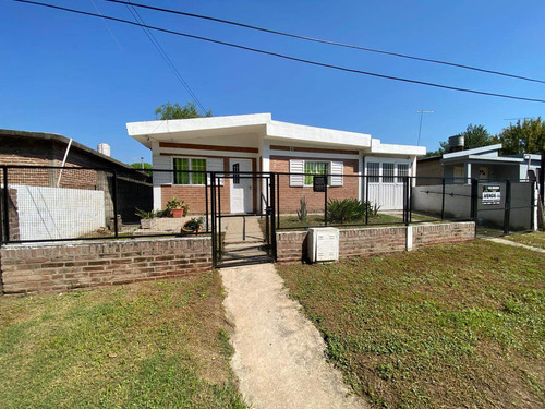 Excelente Casa C/ Cochera Para 2 Vehículos Y Hermoso Jardín.