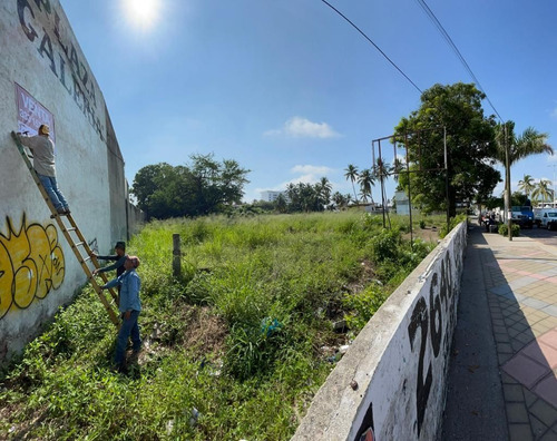 Land With Excellent Location In Manzanillo, Just One Block From The Beach.