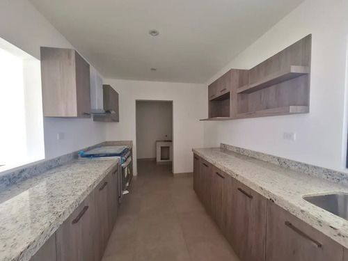 Casa En Venta En Circuito Cerrado Con Alberca