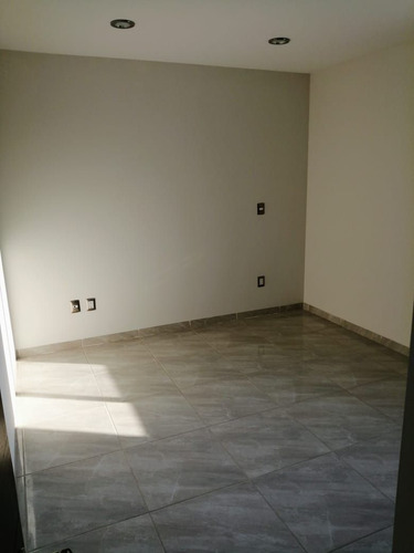 Hermosa Residencia En La Condesa Juriquilla, Estudio O 4ta Rec En Pb, Jardín,.