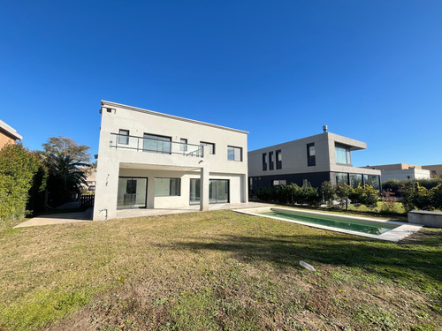 Venta Casa 3 Dormitorios Puertos Con Cochera