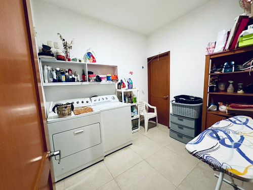 Oportunidad De Inversión - Casa Moderna Con Acabados De Primera En Previlegiada Ubicación En León!!