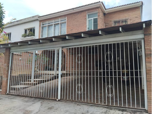 Hermosa Casa Con Espectacular Vista, Ubicada En Calle Cerrada Con Vigilancia Privada, En Una De Las Mejores Zonas De El Cafetal  Avenida Santa Ana. Fr