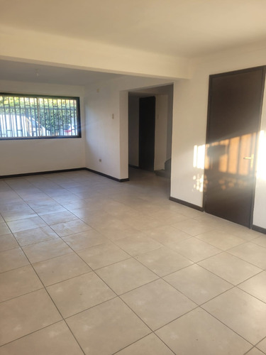 Cómoda Casa Recien Remodelada, Sector Residencial