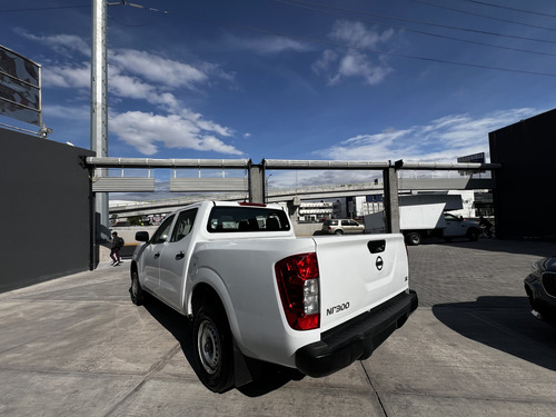 Nissan NP300 2.4 Doble Cabina Se Aa Pack Seg Mt