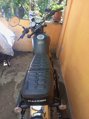 Es Una Motocicleta Thunder Modelo Tgn Con Un Motor 200cc