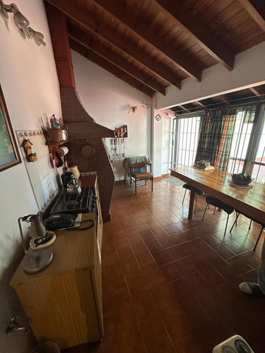 Casa Con Garage Sobre Avenida En Venta!!!
