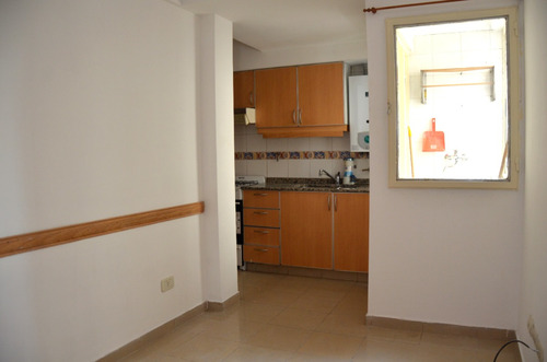Luminoso Departamento 3 Ambientes Con Balcón, Cochera Fija Y Cubierta Y Baulera