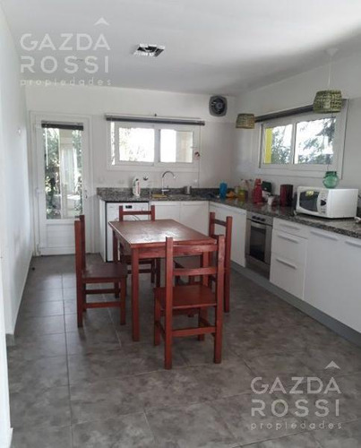 Excelente Propiedad Estilo Moderno Con Gran Parque Y Piscina En Barrio Brickland, Canning.