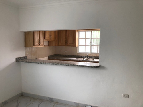 Hermosa Casa En Venta, Residencial Amalia, Autopista De San Isidro, Santo Domingo Este. República Dominicana