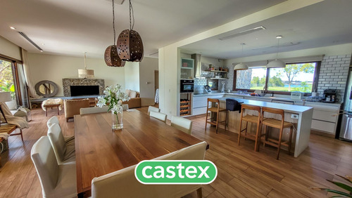 Casa En Venta A La Laguna De 7 Ambientes Con Pileta En Marinas, Puertos, Escobar.