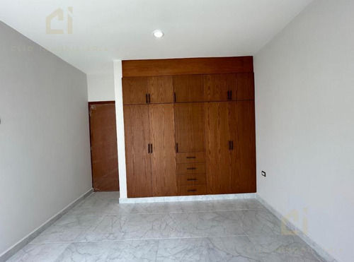 Casa En Venta En Fraccionamiento Lomas De La Rioja, Veracruz - 3 Recámaras Con Baño Privado, Jardín Y Cochera Techada Para 2 Autos