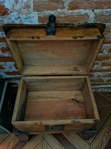 Baúl Antiguo Con Base Hecho En Madera (Usado)