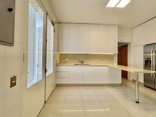 Gran Parque Nueva Costanera, Residencia Embajador Vitacura