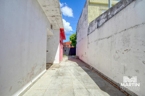 Casa 3 Ambientes Con Cochera Para Mejorar. Zona Comercial.