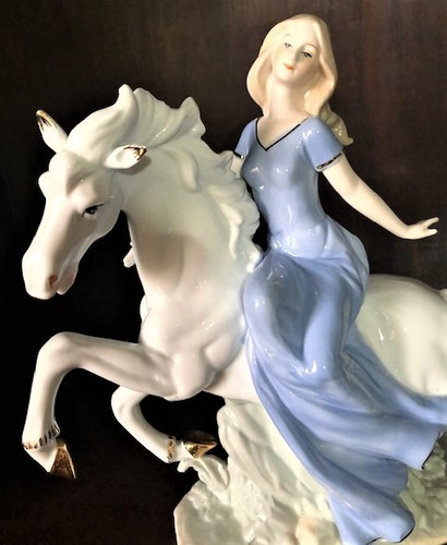 Imagem 4 de 12 de Estatua Mulher Cavalgando Porcelana 30cm