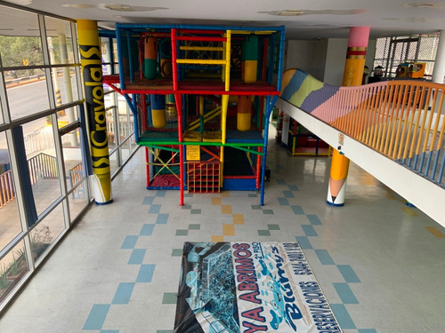Imagen 6 de 14 de Funcional Edificio Comercial Sobre Lomas Verdes