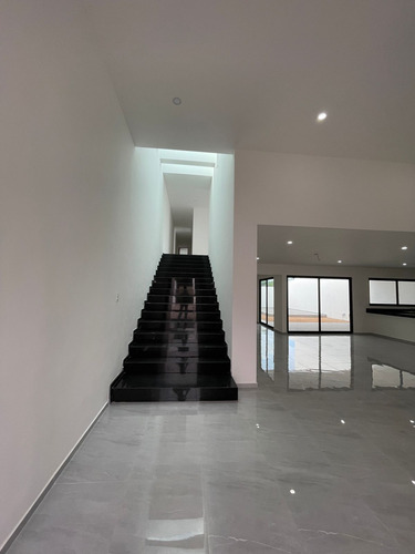 Casa En Venta En Dzityá Mérida, De Dos Plantas Con 4 Habitaciones Y Alberca