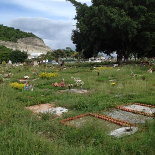 Parcela Cementerio Metropolitano De Maracay Con Dos Fosas.