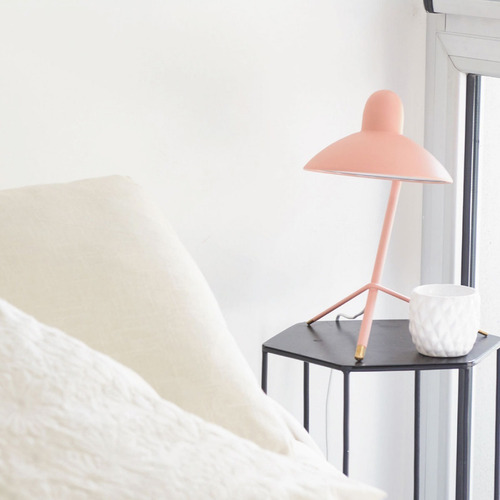 Lampara De Mesa Velador Julia Led Colores Diseño Buena Luz Estructura Salmón