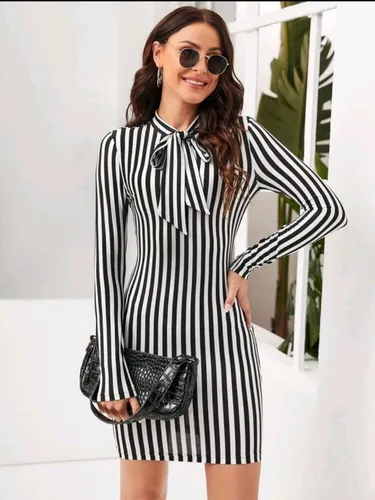 Vestido negro con rayas blancas verticales sale