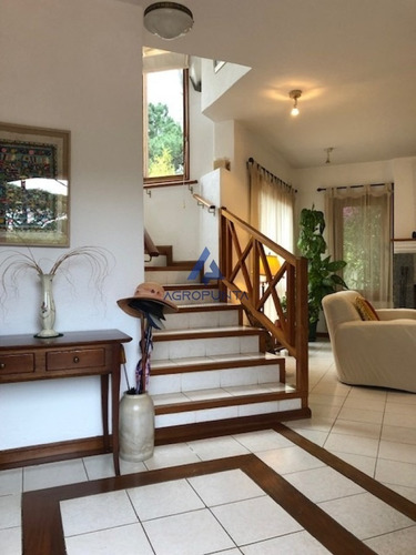 Muy Buena Casa En Venta En La Zona Mas Linda De Playa Mansa.- Ref: 5676