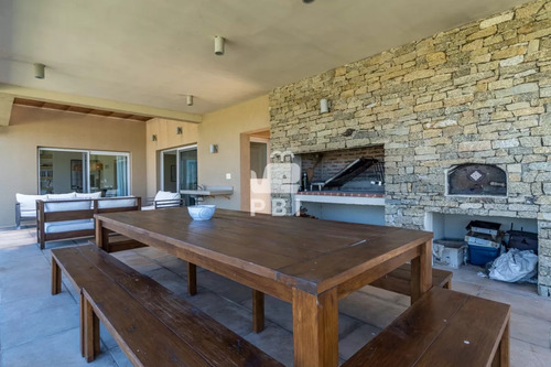 Casa 6 Dormitorios En Laguna De Los Cisnes, Punta Ballena - Ref : Pbi2871