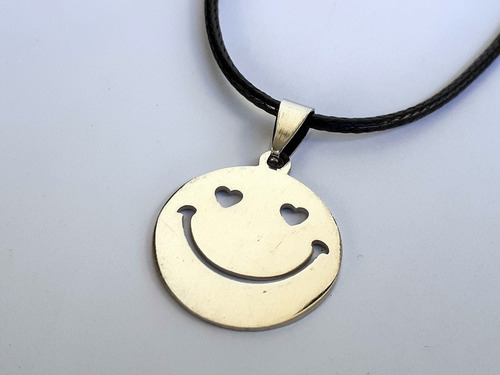 Dije Emoticon Enamorado En Acero Quirurgico Con Cordon Negro