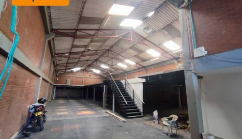 Bodega En Arriendo Comercial E Industrial  En  Sector Montevideo,