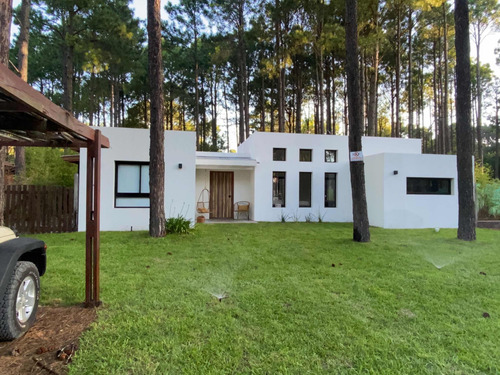 ( Leer Descripcion !! ) Hermosa Casa En Pinamar Norte, 4 Dormitorios 8 Pax. Esta Emplazada Frente A Un Bosque De Pinos 