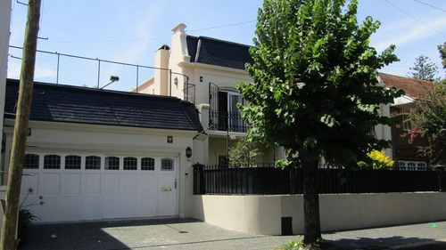 Imagen 2 de 21 de Casa De Estilo Francés 4 Ambientes Garage Dos Autos En Residencial Exclusivo