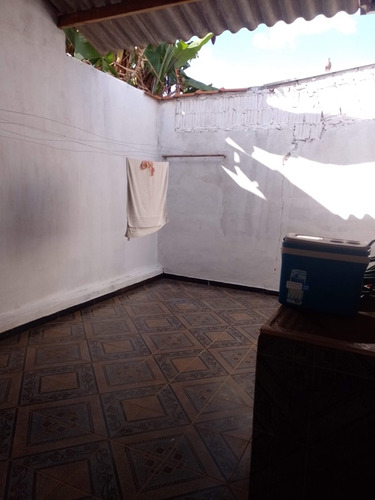 Casa Com 2 Quartos, 1 Banheiro, Garagem Coberta E Lavanderia