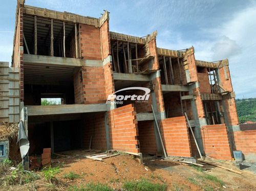 Sobrado Bem Localizado Com 03 Dormitórios Sendo 01 Suite E Demais Dependências. - 35711243v