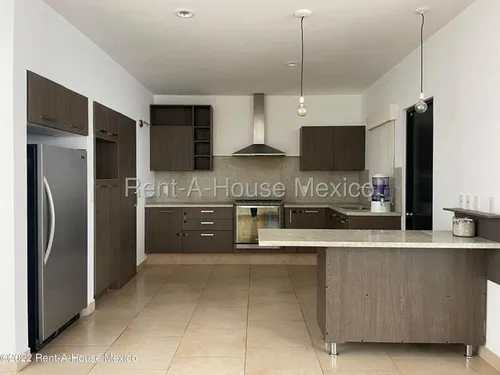 Casa Con Cuarto De Servicio, 4 Recámaras, Área De Tv. Cumbres Del Lago - Venta Rah2204
