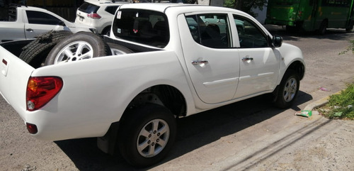Imagen 3 de 9 de Mitsubishi L200 Diesel 4x4 Standard Equipada