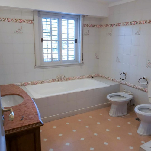 Venta Casa De Estilo 7 Amb En Zona Residencial De Martinez