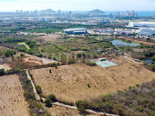 Terreno En Venta En Mazatlan, Sinaloa, Mexico. 37,566 M2 Frente A Nuevo Hospita