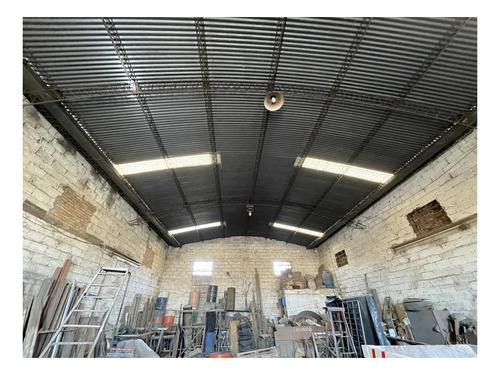 Imagen 5 de 7 de Galpón Con Oficina · Sobre Colectora Vélez Sarsfield · 233m²