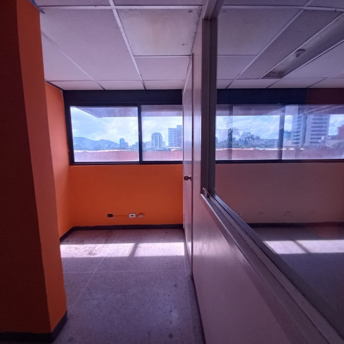 Imagen 8 de 15 de Linda Santos Vende Oficina De 118m2 En Cc Profesional Av Bolivar En Piso Bajo. 0414 4150107
