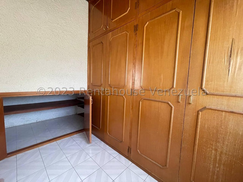Penthouse En Venta En Zona Norte De Maracay En Las Delicias De Dos Pisos Excelente Ubicación Para Remodelar A Su Gusto Nela 24-8695