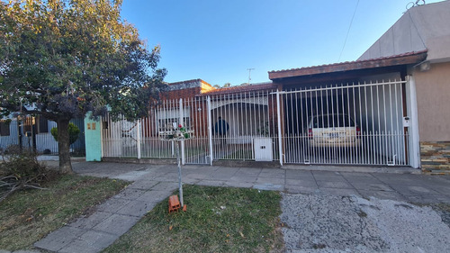 En Venta En Palomar Casa De 3 Ambientes Con Cochera Semicubierta Y Patio; 3 Ambientes Y Fondo Con Quincho F: 8715