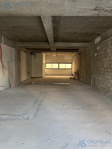 Importante Local Comercial De 115 M2