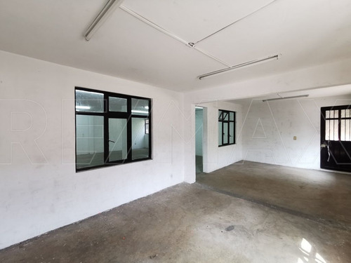 Casa En Esquina Con 430 M2 De Construcción.