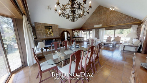 Casa -4 Dormitorios. Única Oportunidad !!!- Ref: 556