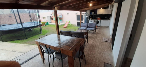 Imagen 17 de 30 de Casa En Venta - Castelar Norte - Parque Sayago - 4 Ambientes - Con Parque Y Piscina - Permuta