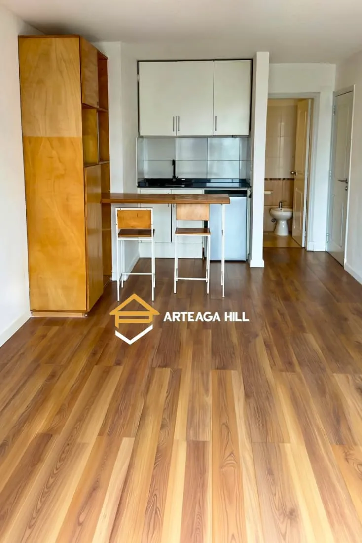 Alquiler | Monoambiente Al Frente En El Centro | Gran Terraza Con Vista Al Mar | Bajos Gastos Comunes Y Barbacoa | Proximo A 18 De Julio | 4 Cuadras De La Rambla · Foto 3