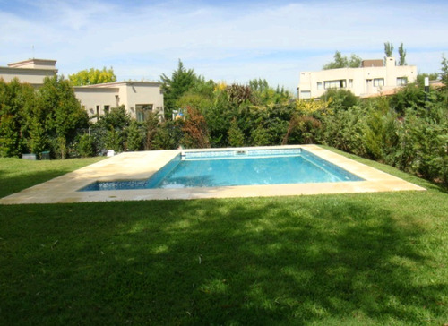 Casa Estilo Francés Con 2 Amarras - San Isidro Labrador