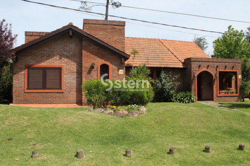 Imagen 2 de 28 de Hermosa Casa En Zona Residencial Cerca De Colegios. 3 Dormitorios. 2 Baños.
