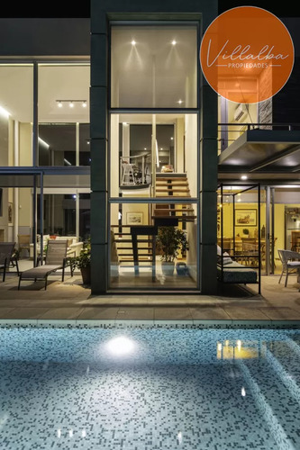 Casa En Venta Moderna De Construccion Tradicional, Cerca Del Mar.